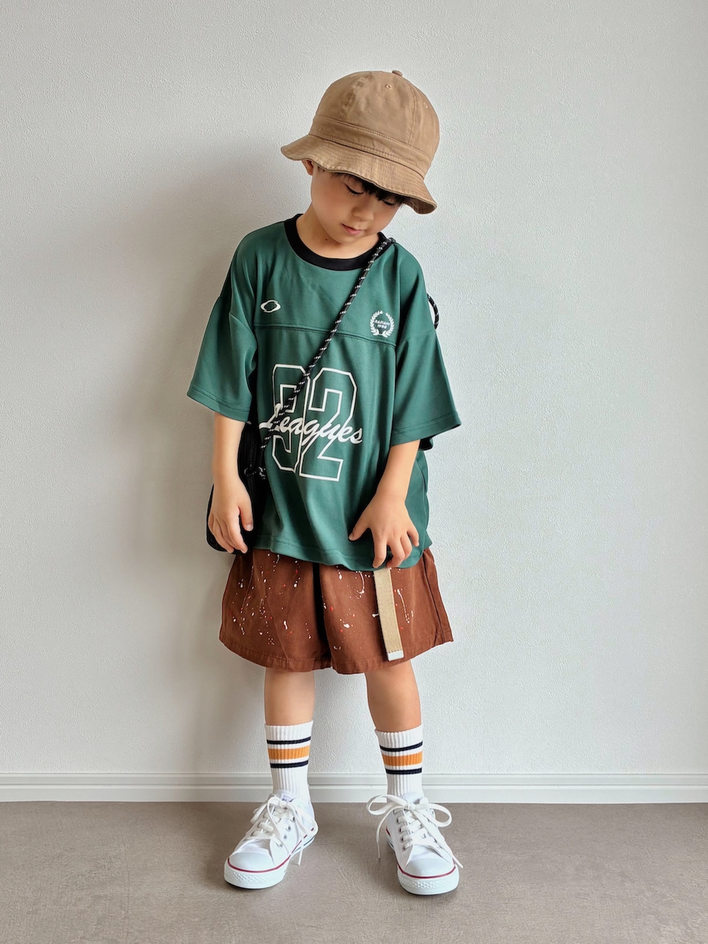 グリーン系のTシャツ/カットソー、ブラウン系のその他パンツ、ホワイト系のスニーカーを着用したキッズの夏コーディネートの2枚目の写真