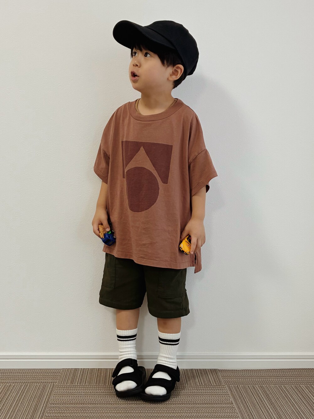 グリーン系のカーゴパンツ、ブラック系のサンダル、ブラック系のサンダルを着用したキッズの夏コーディネートの2枚目の写真