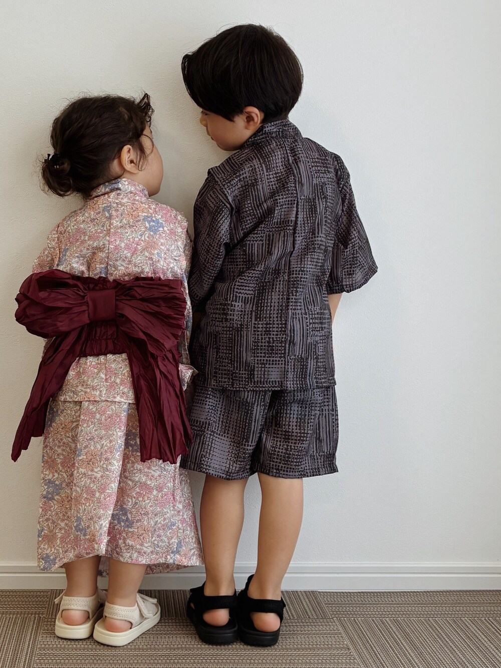 ブラック系のサンダル、ブラック系の浴衣を着用したキッズの夏コーディネートの2枚目の写真