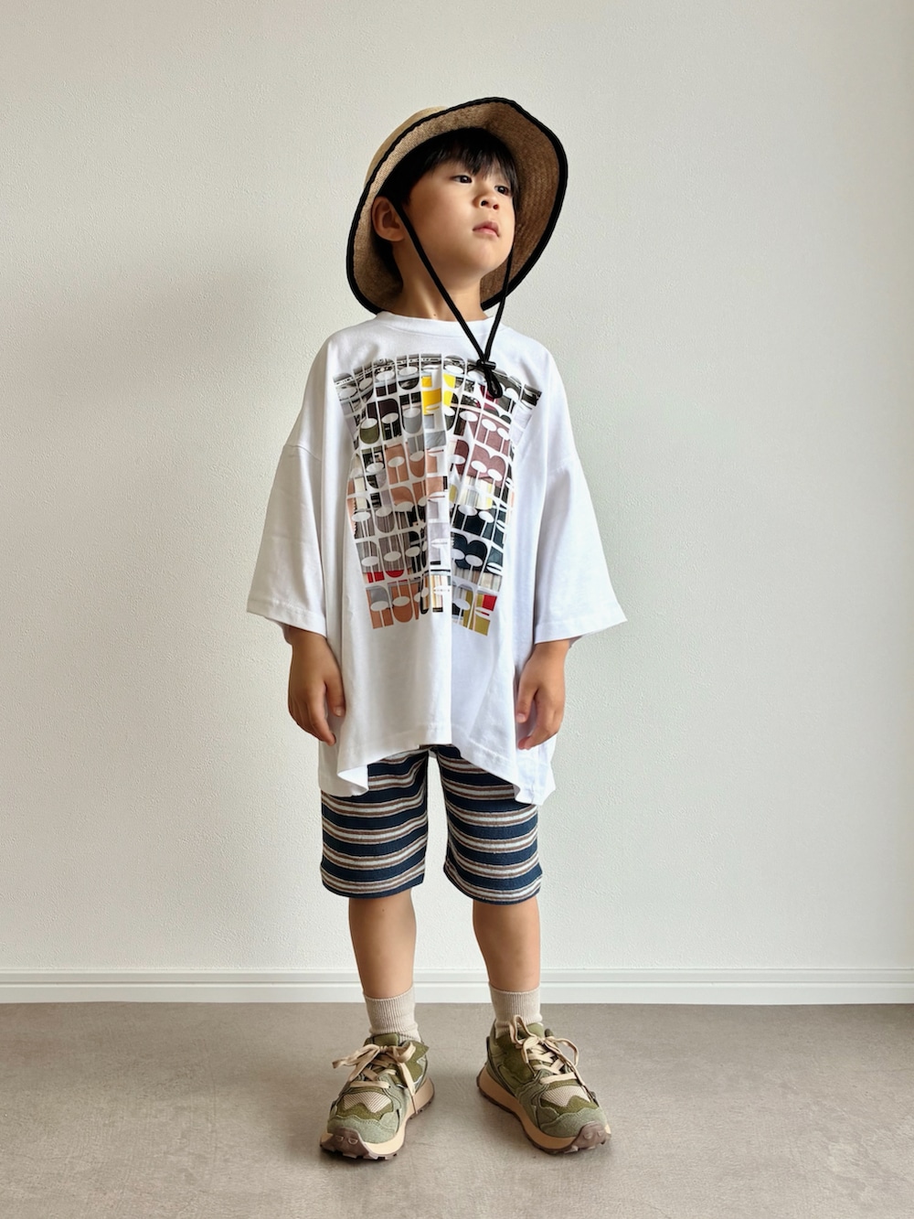 ホワイト系のTシャツ/カットソー、ブルー系のパンツ、グリーン系のスニーカーを着用したキッズの夏コーディネートの2枚目の写真