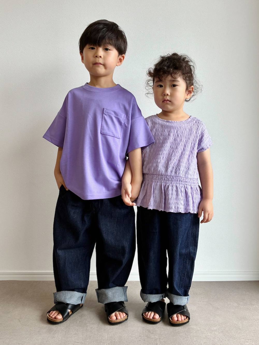 パープル系のTシャツ/カットソー、パープル系のトップス、ブルー系のデニムパンツを着用したキッズの夏コーディネートの2枚目の写真