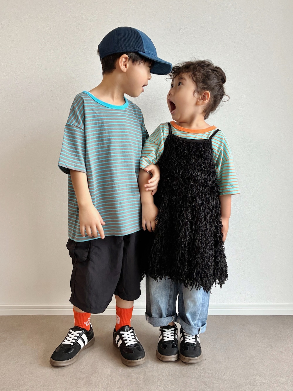 グレー系のTシャツ/カットソー、ブラック系のワンピース、ブルー系のTシャツ/カットソーを着用したキッズの夏コーディネートの2枚目の写真