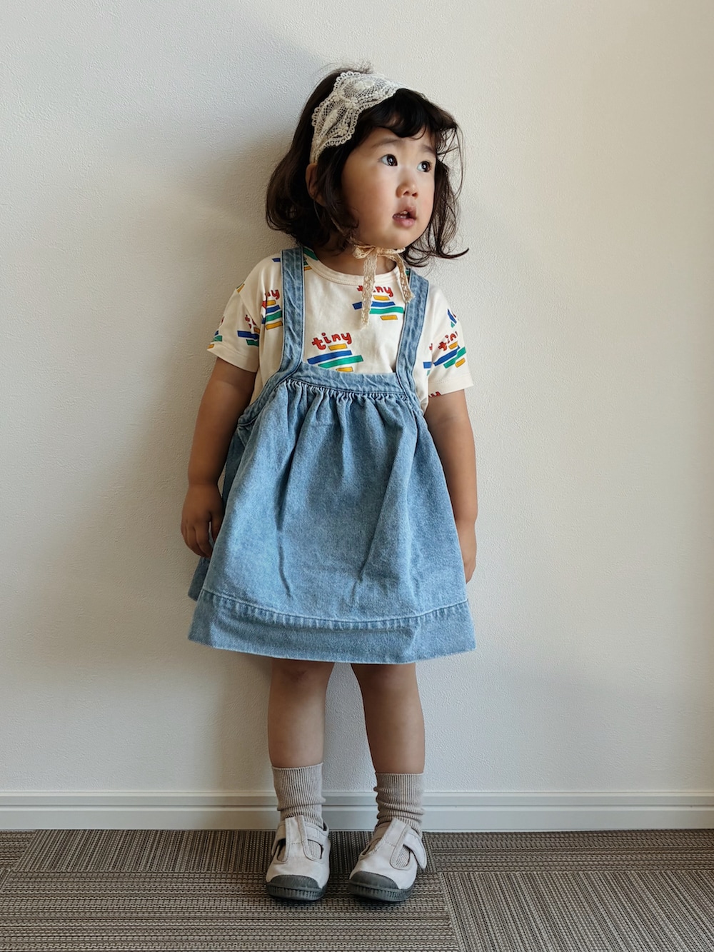 ブルー系のデニムスカート、その他のTシャツ/カットソー、ブルー系のデニムパンツを着用したキッズの秋コーディネートの3枚目の写真