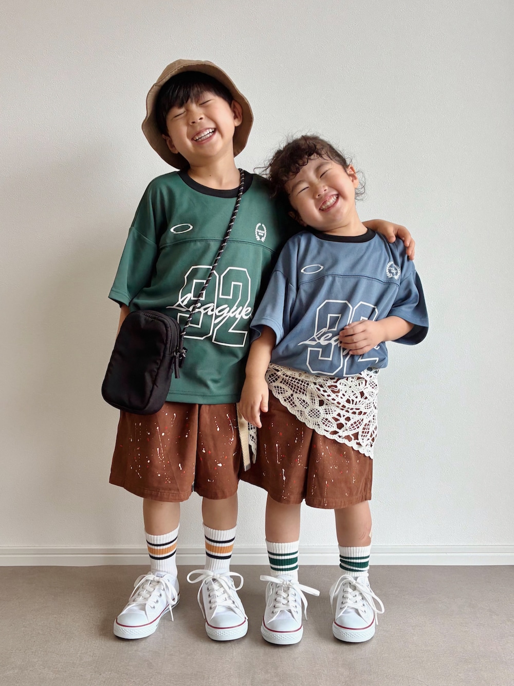 グレー系のTシャツ/カットソー、グリーン系のTシャツ/カットソー、ブラウン系のその他パンツを着用したキッズの夏コーディネートの2枚目の写真