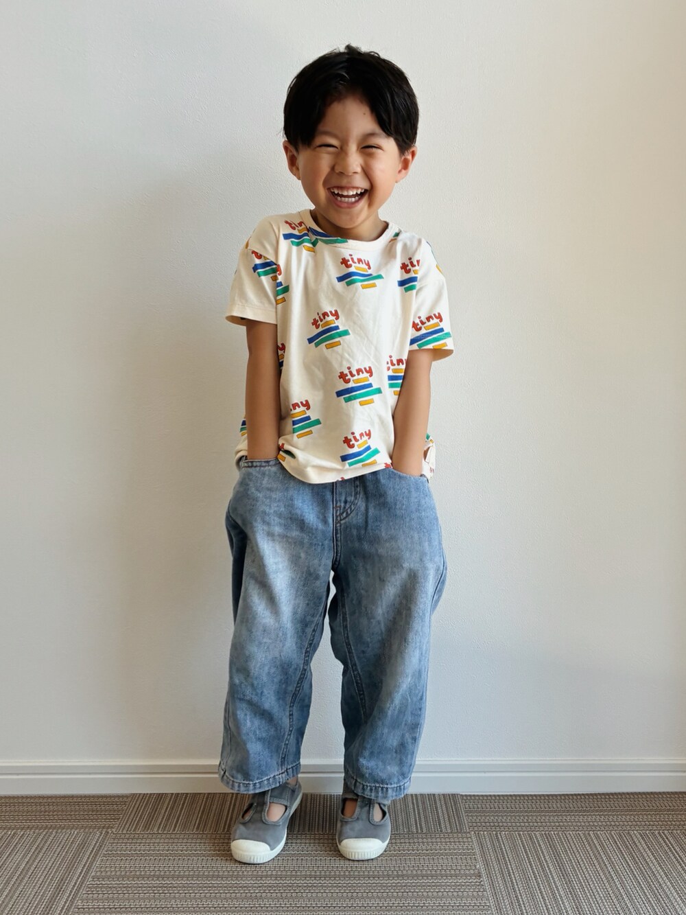 ブルー系のデニムスカート、その他のTシャツ/カットソー、ブルー系のデニムパンツを着用したキッズの秋コーディネートの2枚目の写真