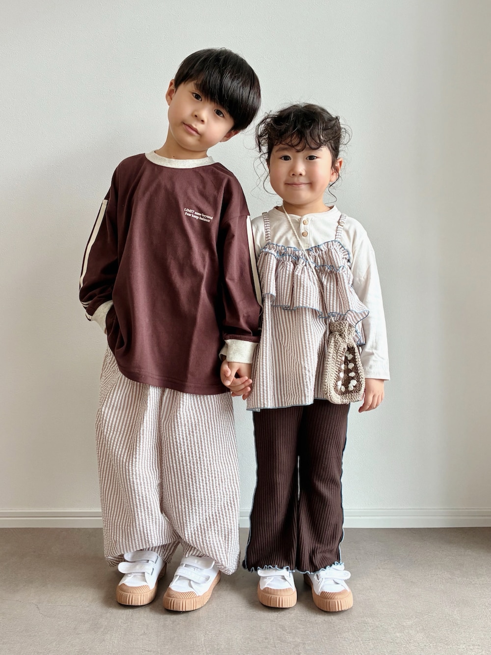 ブラウン系のその他パンツ、ブラウン系のTシャツ/カットソー、ベージュ系のスリッポンを着用したキッズの秋コーディネートの2枚目の写真
