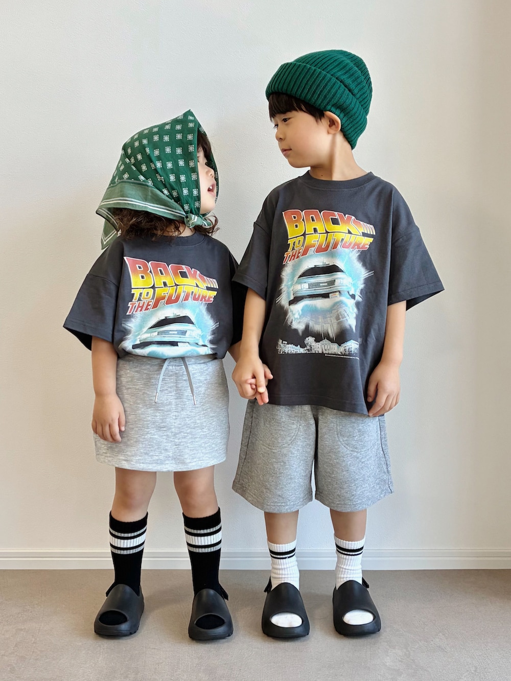 ブラック系のサンダル、グレー系のTシャツ/カットソー、グレー系のスカートを着用したキッズの夏コーディネートの2枚目の写真