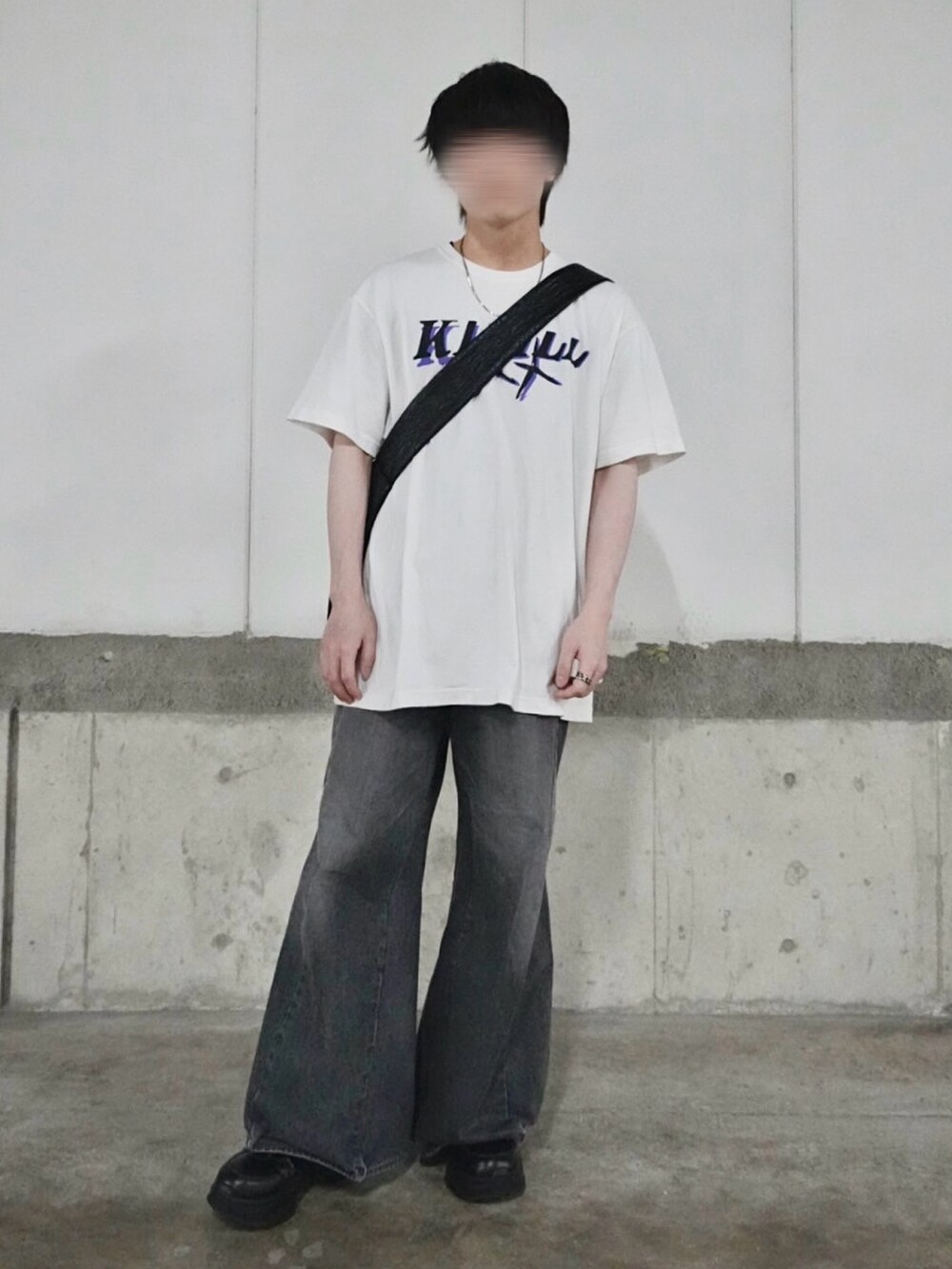 「メンズファッション、おでかけコーデ、ビッグシルエット、プリントT、デニム、厚底シューズ、レザーバッグ、スニーカー、doublet、MM6、KIDILL、大阪、adrer、初秋コーデ、秋っぽコーデ更新中」｜「KIDILLのアイテム（Tシャツ/カットソー、ホワイト系）」を使った、ゆうとさん（骨格ストレート・メンズ・173cm）の秋コーディネートの2枚目の写真