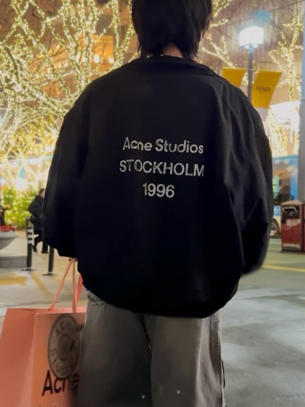 「メンズファッション、シンプルスタイル、スニーカー、オトナカジュアル、モノトーンコーデ、デニムコーデ、AcneStudios、GRANCY、ニット、秋冬コーデ、厚底シューズ、ジャケット、ナイロンジャケット、ブラックコーデ、ブラック」｜「GRANCYの【GRANCY】ZipDesign Buggy DenimPants / ジップデザイン バギーデニム パンツ（デニムパンツ、グレー系）」を使った、ゆうとさん（骨格ストレート・メンズ・173cm）の冬コーディネートの2枚目の写真
