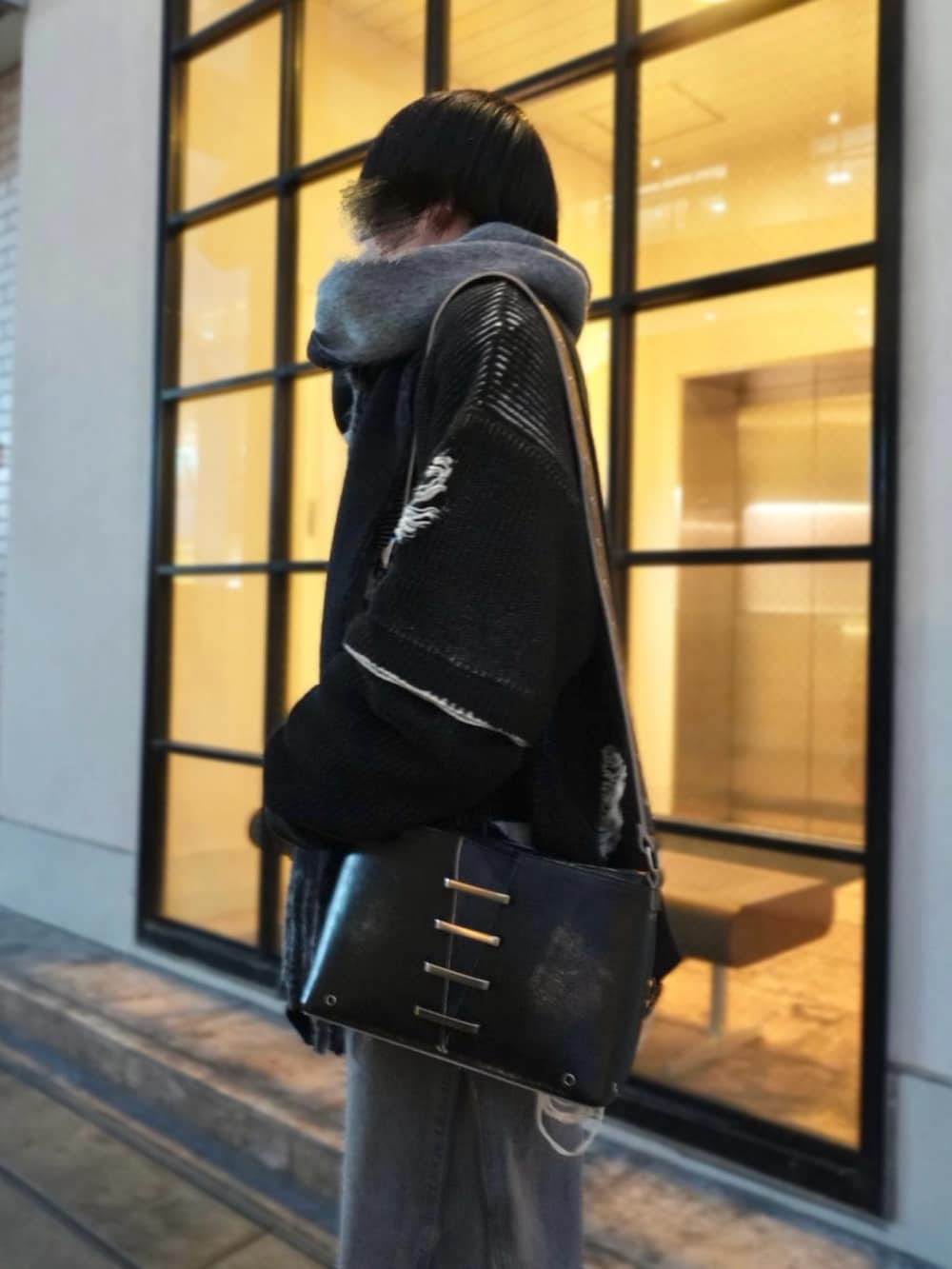 「今日のコーデ、ニット、レイヤードスタイル、ブラックコーデ、メンズファッション、メンズライク、AcneStudios、GRANCY、remagine、デニム、休日スタイル、大人カジュアル、プチプラ、ローファー、春服コーデ」｜「Acne StudiosのFN-UX-SCAR000399（マフラー、ブラック系）」を使った、ゆうとさん（骨格ストレート・メンズ・173cm）の春コーディネートの2枚目の写真