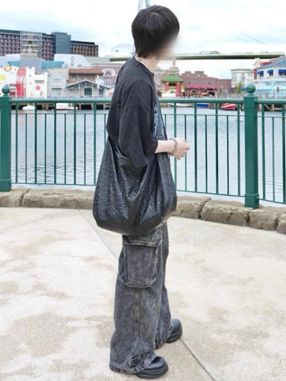「デニムパンツ、メンズコーデ、休日スタイル、夏、ADRER、GIDEAL.、CLEL、WEAR始めました！、ネックレス、秋っぽコーデ更新中」｜「ADRERの【ADRER】ハイソールリングダッドスニーカー（スニーカー、ブラック系）」を使った、ゆうとさん（骨格ストレート・メンズ・173cm）の秋コーディネートの2枚目の写真