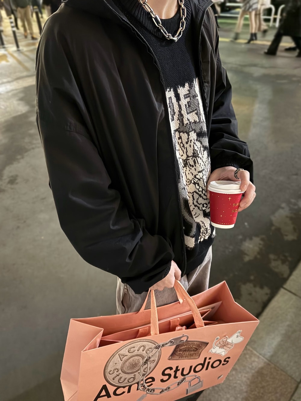 「メンズファッション、シンプルスタイル、スニーカー、オトナカジュアル、モノトーンコーデ、デニムコーデ、AcneStudios、GRANCY、ニット、秋冬コーデ、厚底シューズ、ジャケット、ナイロンジャケット、ブラックコーデ、ブラック」｜「GRANCYの【GRANCY】ZipDesign Buggy DenimPants / ジップデザイン バギーデニム パンツ（デニムパンツ、グレー系）」を使った、ゆうとさん（骨格ストレート・メンズ・173cm）の冬コーディネートの3枚目の写真