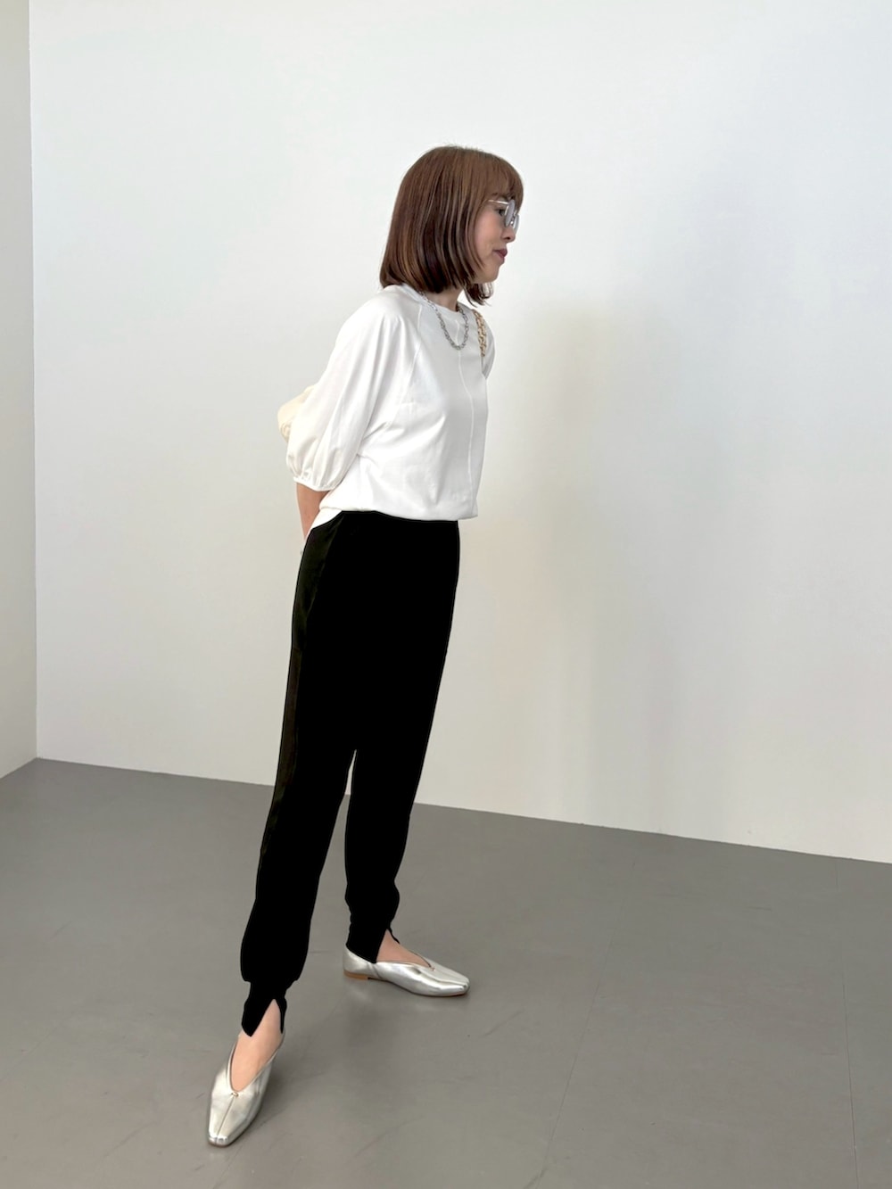 ホワイト系のTシャツ/カットソー、ブラック系のその他パンツ、シルバー系のパンプスを着用したレディースの春コーディネートの2枚目の写真