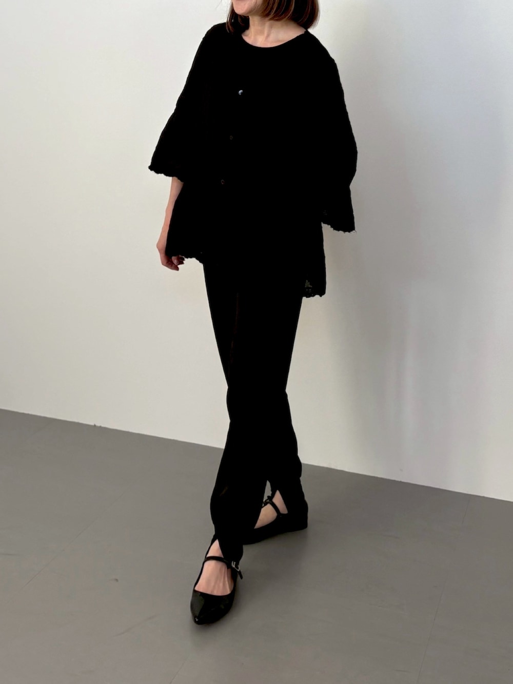 ブラック系のシャツ/ブラウス、ブラック系のその他パンツ、ブラック系のパンプスを着用したレディースの春コーディネートの3枚目の写真