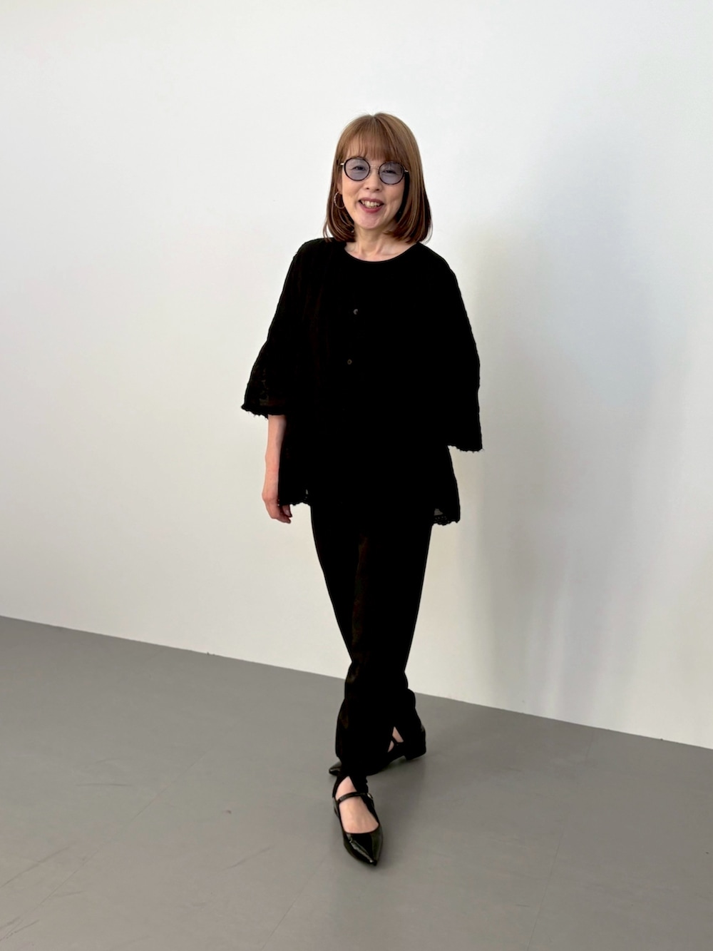 ブラック系のシャツ/ブラウス、ブラック系のその他パンツ、ブラック系のパンプスを着用したレディースの春コーディネートの2枚目の写真