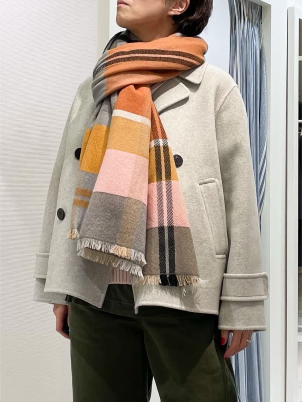 「TOMORROWLAND、トゥモローランド、GALERIE VIE、DOUCE GLOIRE、ピーコート、Pコート、ショートコート、クルーネックニット、ピンク、カラーデニム、コクーンパンツ、ストール、サイドゴアブーツ」｜「TOMORROWLAND のGALERIE VIE ボリュームショートブーツ（ブーツ、ブラック系）」を使った、TOMORROWLAND_iizukaさん（レディース・162cm）の冬コーディネートの9枚目の写真