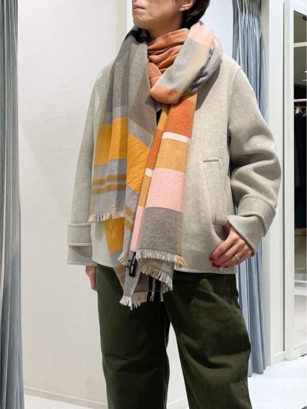「TOMORROWLAND、トゥモローランド、GALERIE VIE、DOUCE GLOIRE、ピーコート、Pコート、ショートコート、クルーネックニット、ピンク、カラーデニム、コクーンパンツ、ストール、サイドゴアブーツ」｜「TOMORROWLAND のGALERIE VIE ボリュームショートブーツ（ブーツ、ブラック系）」を使った、TOMORROWLAND_iizukaさん（レディース・162cm）の冬コーディネートの8枚目の写真