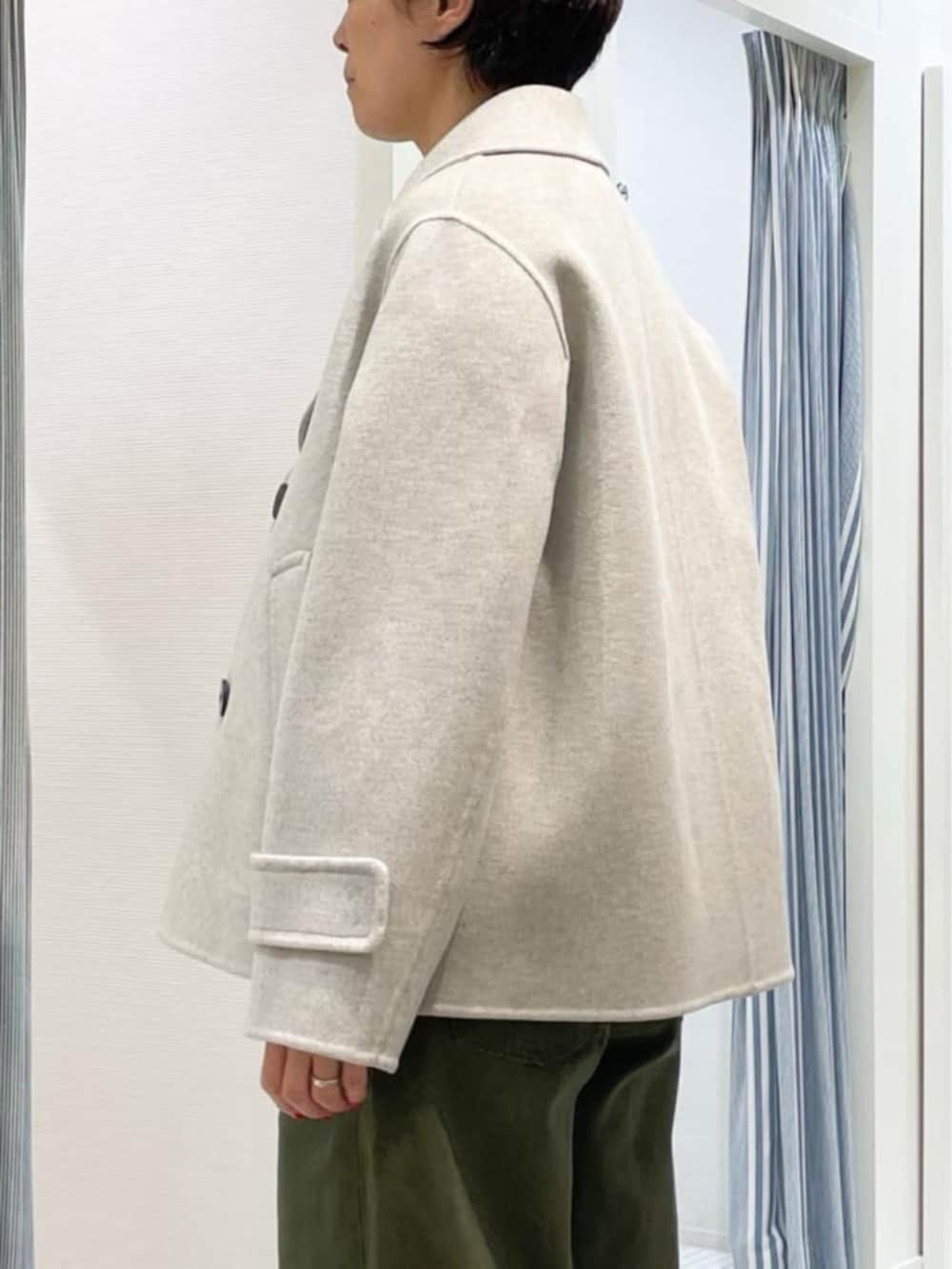 「TOMORROWLAND、トゥモローランド、GALERIE VIE、DOUCE GLOIRE、ピーコート、Pコート、ショートコート、クルーネックニット、ピンク、カラーデニム、コクーンパンツ、ストール、サイドゴアブーツ」｜「TOMORROWLAND のGALERIE VIE ボリュームショートブーツ（ブーツ、ブラック系）」を使った、TOMORROWLAND_iizukaさん（レディース・162cm）の冬コーディネートの5枚目の写真