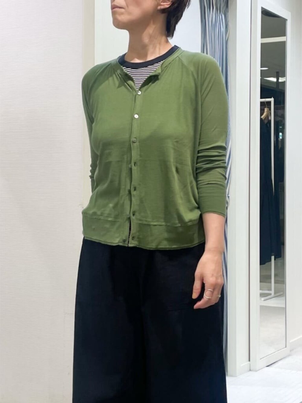 「TOMORROWLAND、トゥモローランド、GALERIE VIE、KIJIMA TAKAYUKI、カーディガン、インドコットン、ワイドパンツ、イージーパンツ、大人カジュアル」｜「BEN AMUNのBEN-AMUN バングル（ブレスレット、ベージュ系）」を使った、TOMORROWLAND_iizukaさん（レディース・162cm）の夏コーディネートの5枚目の写真