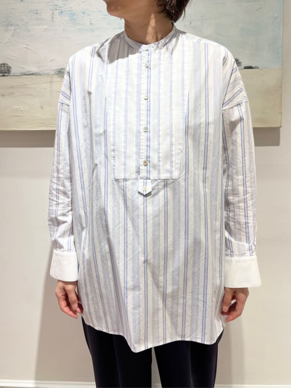 「TOMORROWLAND、トゥモローランド、GALERIE VIE、JVAM、mounir、クルーネックニット、ブザムシャツ、レイヤードスタイル、タックパンツ、スリッポン、大人カジュアル、デイリーカジュアル、リラックススタイル」｜「TOMORROWLAND のMOUNIR pearl ピアス（ピアス（両耳用）、シルバー系）」を使った、TOMORROWLAND_ishiguroさん（レディース・163cm）の冬コーディネートの4枚目の写真