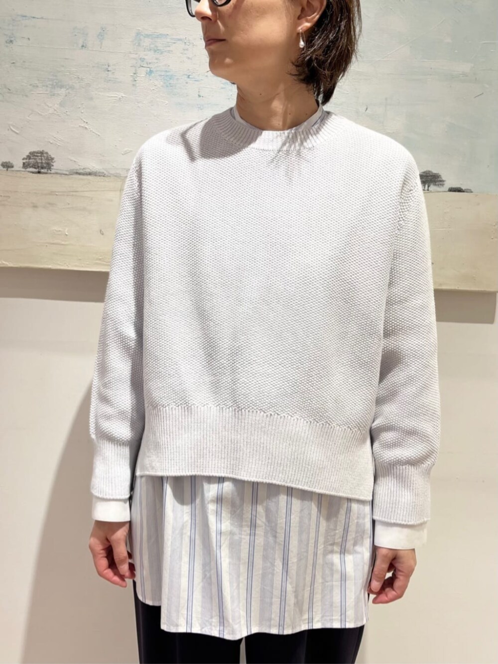 「TOMORROWLAND、トゥモローランド、GALERIE VIE、JVAM、mounir、クルーネックニット、ブザムシャツ、レイヤードスタイル、タックパンツ、スリッポン、大人カジュアル、デイリーカジュアル、リラックススタイル」｜「TOMORROWLAND のMOUNIR pearl ピアス（ピアス（両耳用）、シルバー系）」を使った、TOMORROWLAND_ishiguroさん（レディース・163cm）の冬コーディネートの3枚目の写真