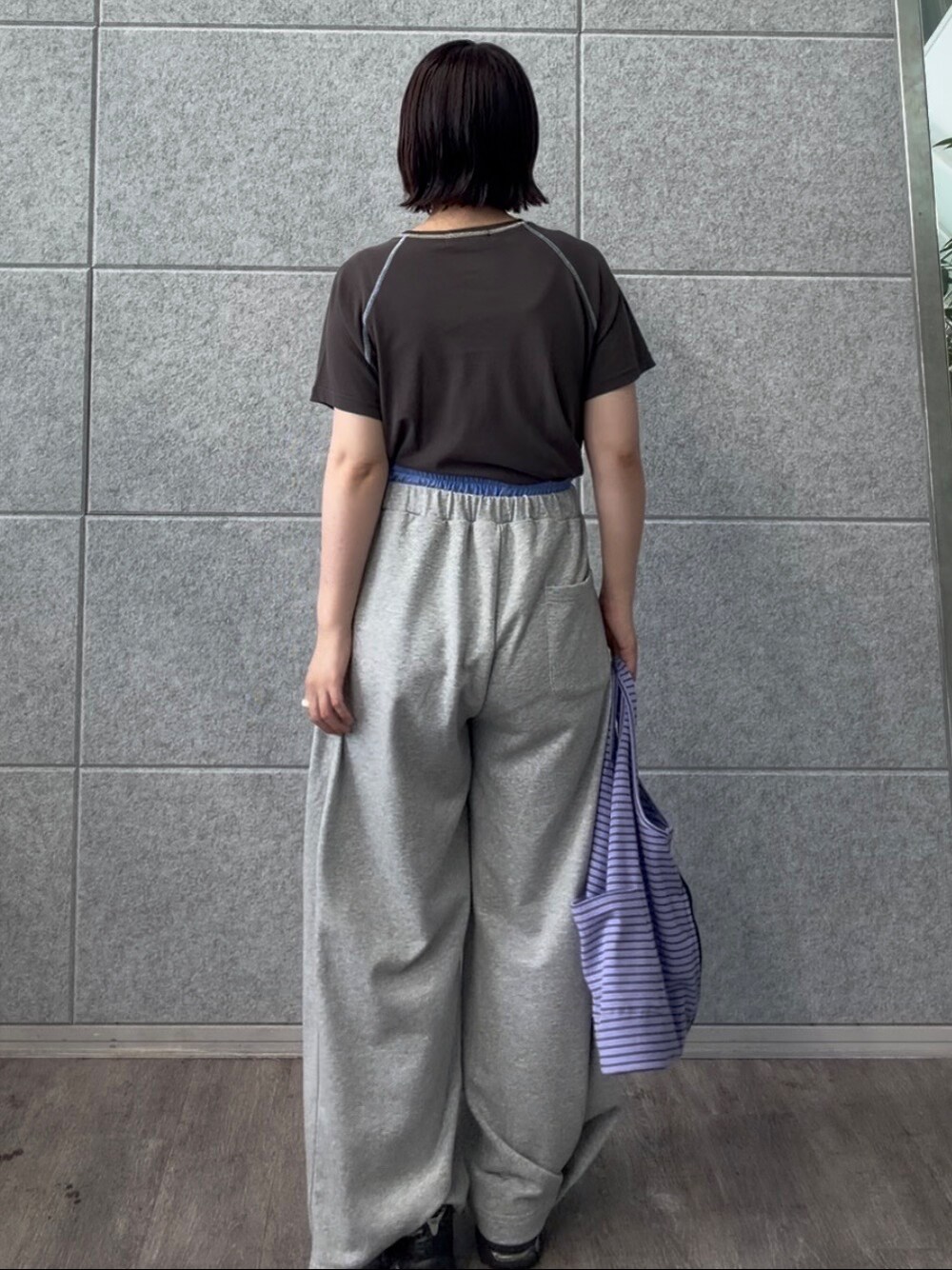 グレー系のその他パンツ、グレー系のTシャツ/カットソーを着用したレディースの夏コーディネートの4枚目の写真