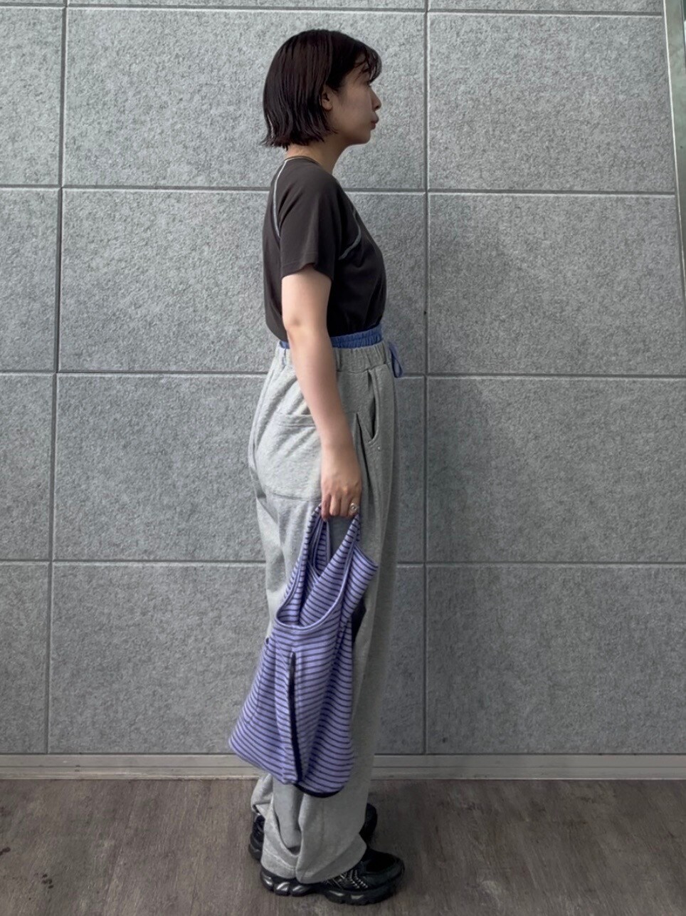 グレー系のその他パンツ、グレー系のTシャツ/カットソーを着用したレディースの夏コーディネートの5枚目の写真