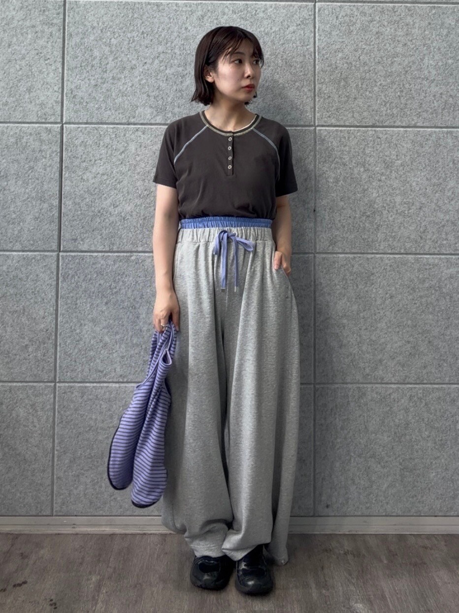 グレー系のその他パンツ、グレー系のTシャツ/カットソーを着用したレディースの夏コーディネートの2枚目の写真