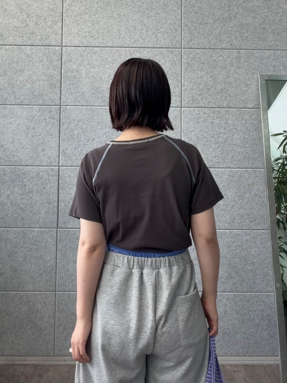 グレー系のその他パンツ、グレー系のTシャツ/カットソーを着用したレディースの夏コーディネートの8枚目の写真