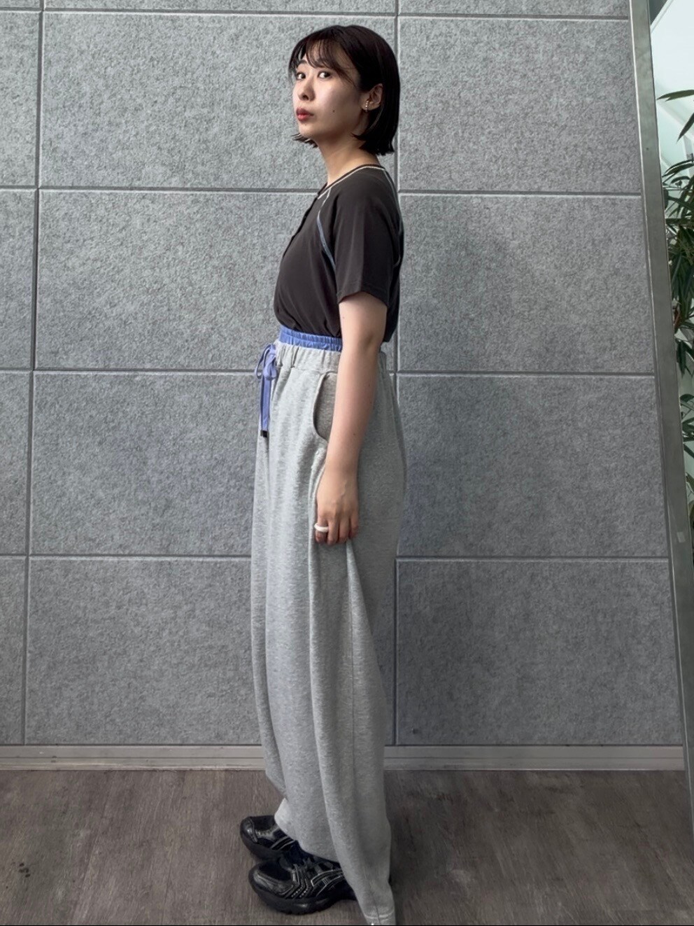 グレー系のその他パンツ、グレー系のTシャツ/カットソーを着用したレディースの夏コーディネートの3枚目の写真