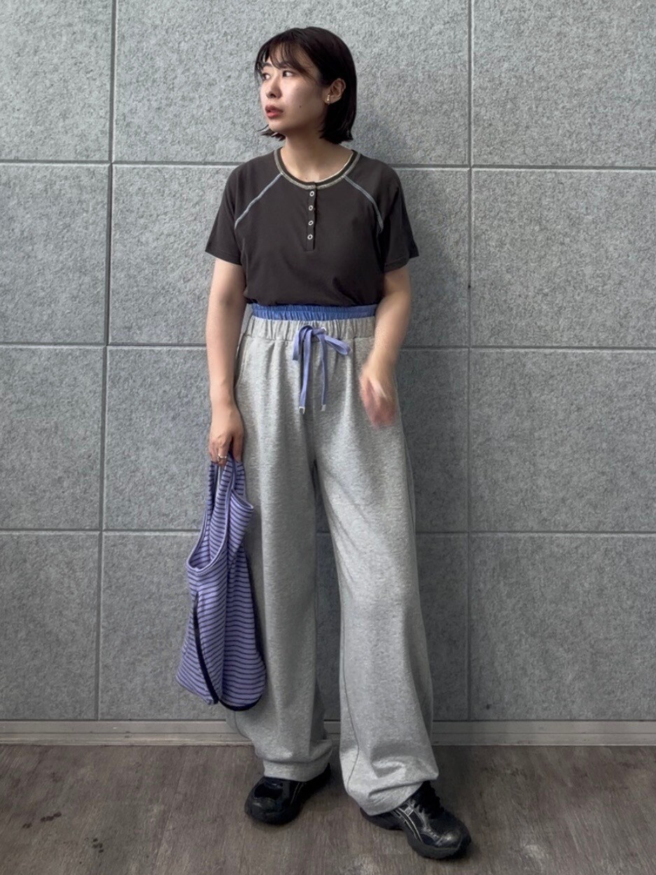 グレー系のその他パンツ、グレー系のTシャツ/カットソーを着用したレディースの夏コーディネートの6枚目の写真