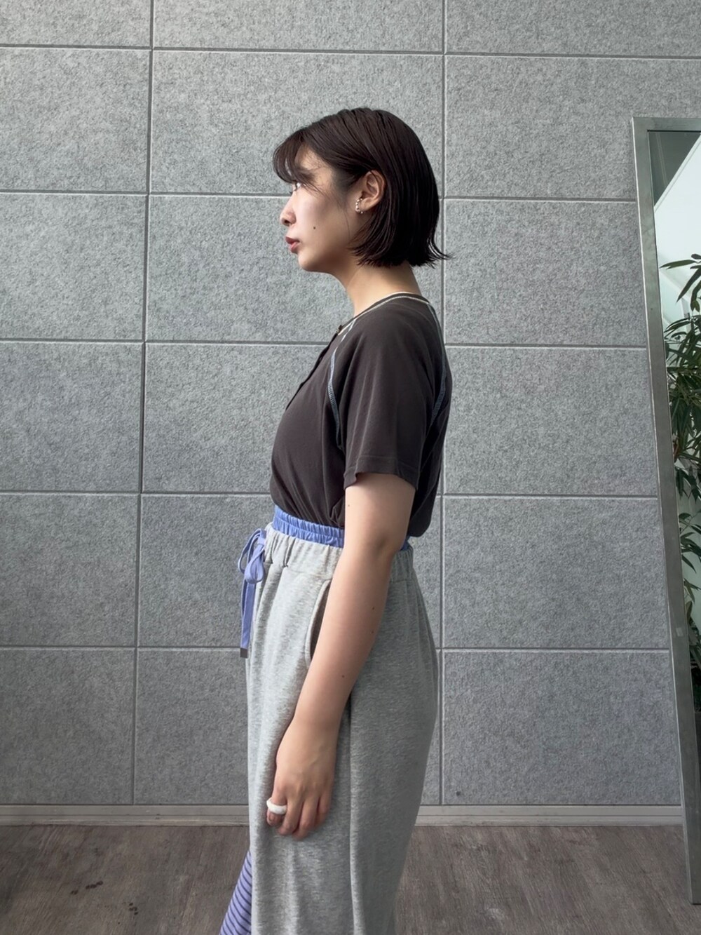 グレー系のその他パンツ、グレー系のTシャツ/カットソーを着用したレディースの夏コーディネートの7枚目の写真