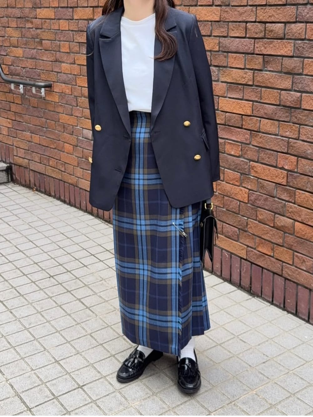 ブルー系のテーラードジャケット、ホワイト系のTシャツ/カットソー、ブラック系のショルダーバッグを着用したレディースの秋コーディネートの2枚目の写真