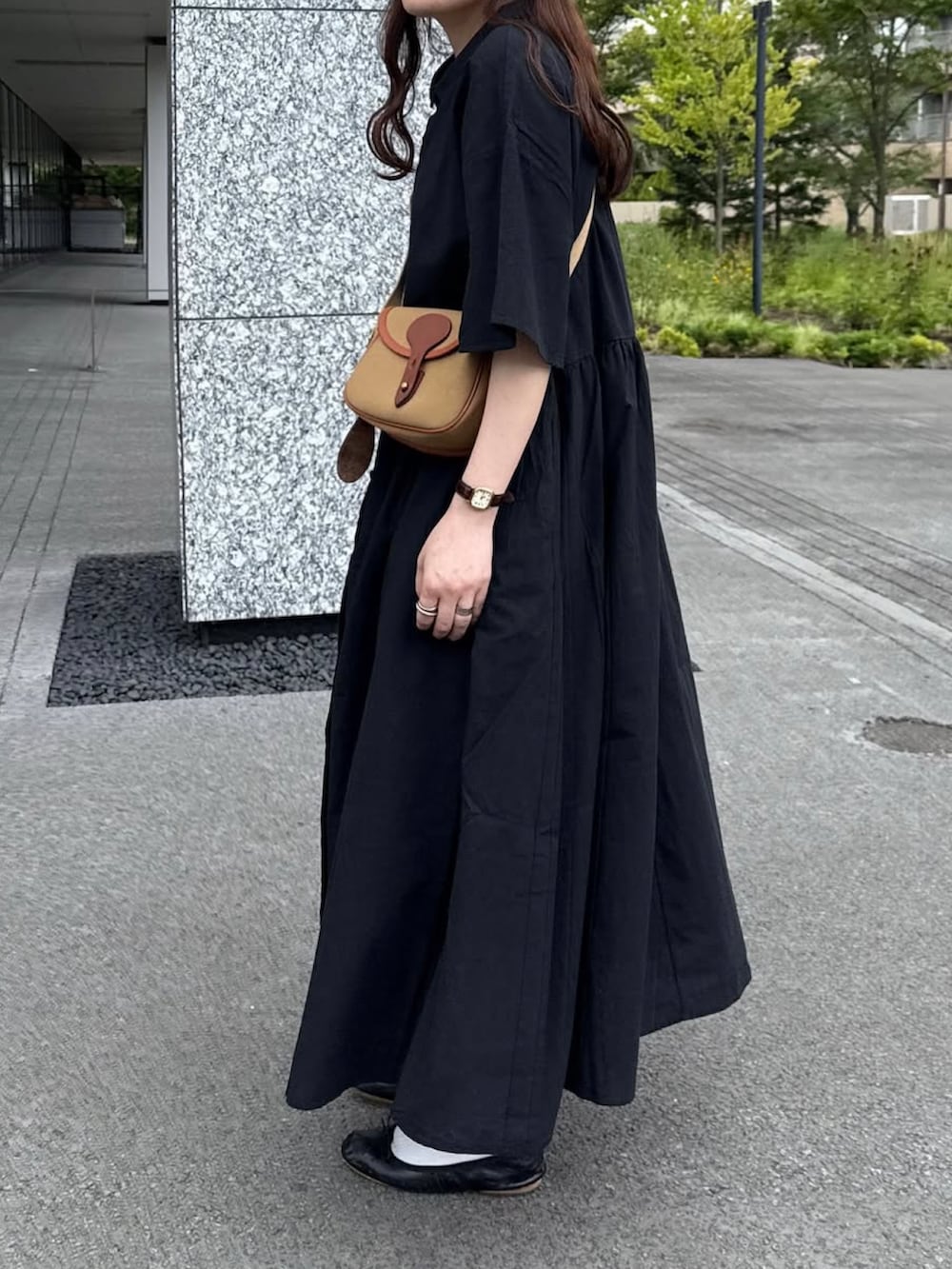 ベージュ系のショルダーバッグ、ブラック系のワンピース、ブラック系のバレエシューズを着用したレディースの秋コーディネートの2枚目の写真