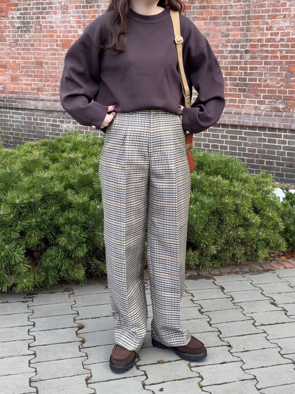 ベージュ系のショルダーバッグ、その他のパンツ、ブラウン系のローファーを着用したレディースの冬コーディネートの2枚目の写真