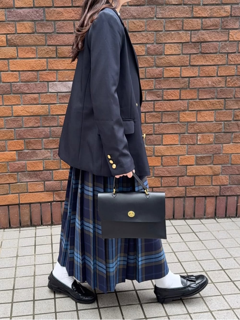 ブルー系のテーラードジャケット、ホワイト系のTシャツ/カットソー、ブラック系のショルダーバッグを着用したレディースの秋コーディネートの3枚目の写真