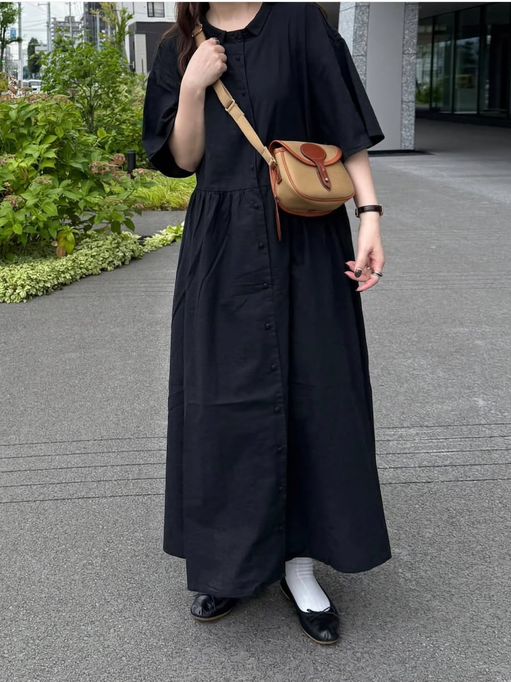 ベージュ系のショルダーバッグ、ブラック系のワンピース、ブラック系のバレエシューズを着用したレディースの秋コーディネートの3枚目の写真