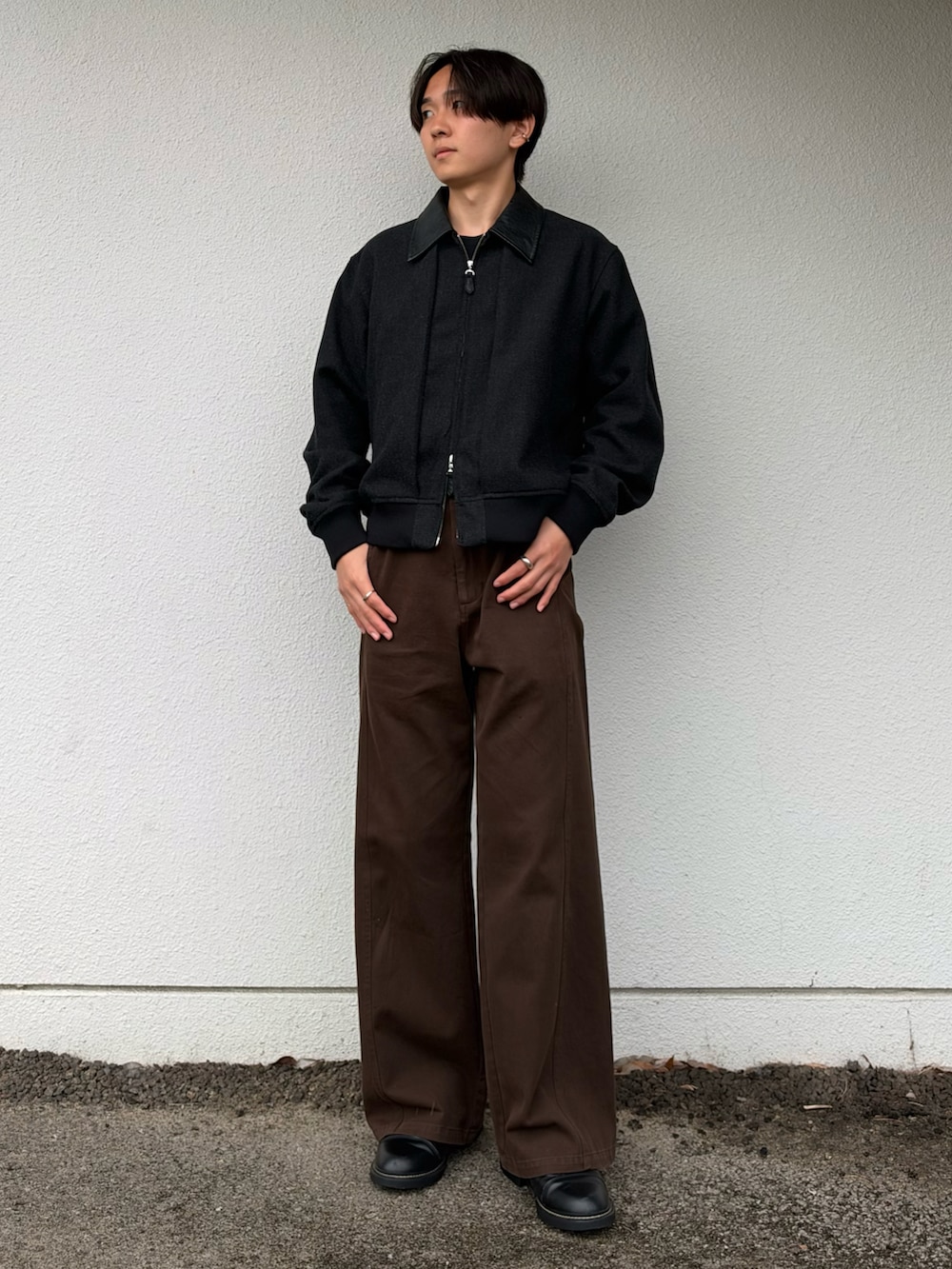 ブラウン系のチノパンツ、グレー系のブルゾン、ブラック系のドレスシューズを着用したメンズの秋コーディネートの2枚目の写真
