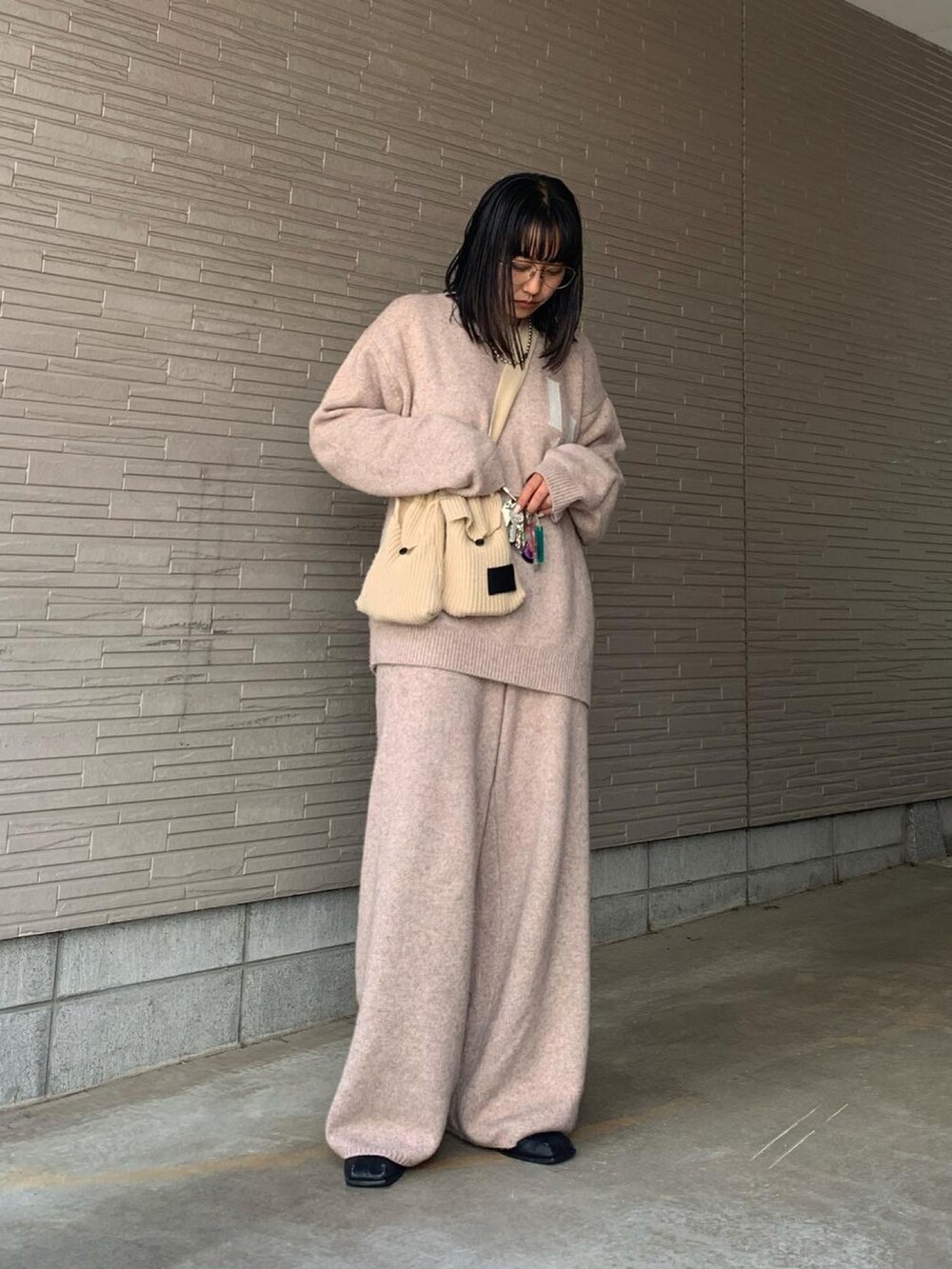 ベージュ系のバッグ、ベージュ系のニット/セーター、ベージュ系のその他パンツを着用したレディースの秋コーディネートの2枚目の写真