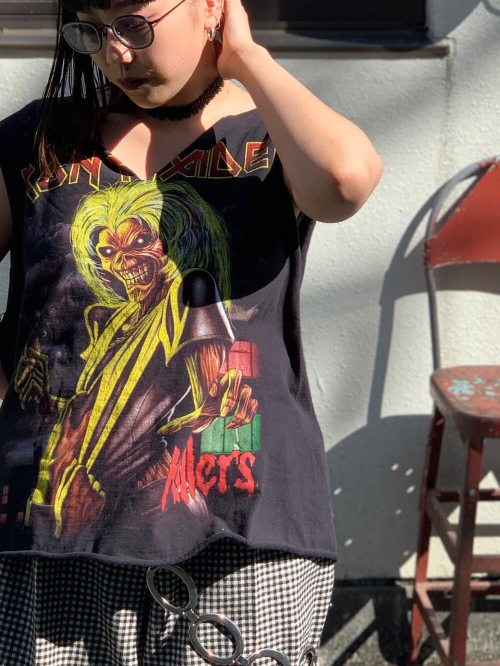 ブラック系のサングラスを着用したレディースの夏コーディネートの2枚目の写真