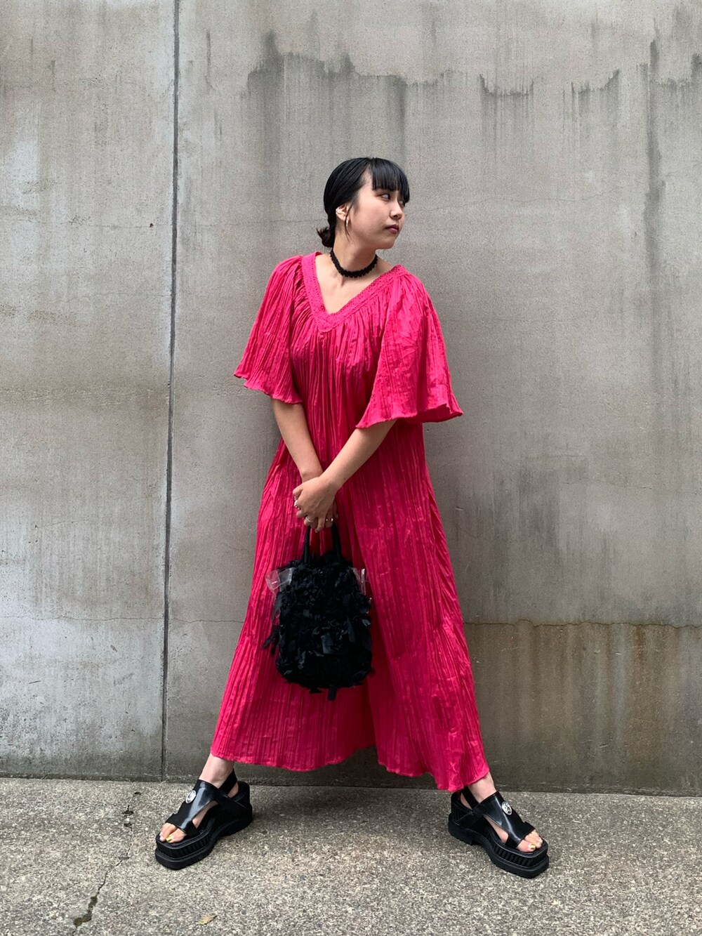 ブラック系のサンダルを着用したレディースの夏コーディネートの2枚目の写真