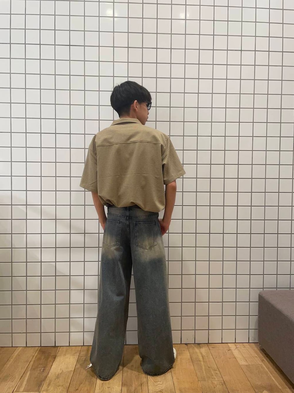 「デニム、ベージュ、ワイドパンツ、チェックシャツ、サングラス、Converse、ブルー、タンクトップ、夏、半袖、シャツコーデ、ルーズシャツ、ヴィンテージライク、アメカジ、アメカジコーデ」｜「CONVERSEのCONVERSE　ALL STAR FLOWEREYELETS OX（スニーカー、ブラック系）」を使った、とーごさん（メンズ・178cm）の夏コーディネートの4枚目の写真