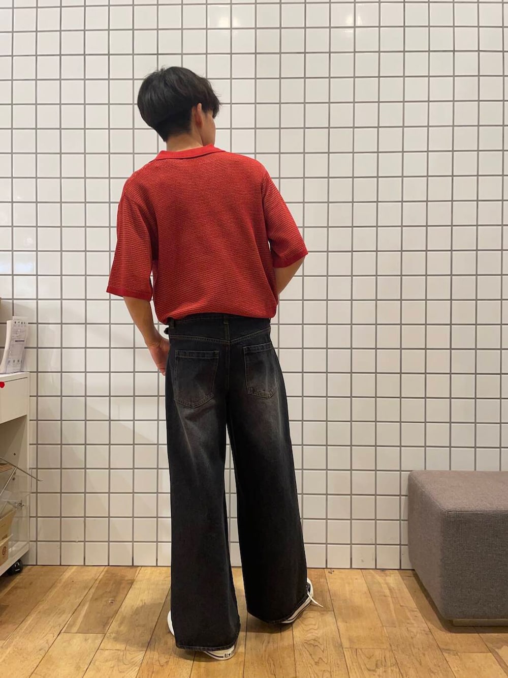 「シンプル、デニム、ワイドパンツ、カジュアル、ニット、Converse、きれいめカジュアル、ブラック、赤、レッド、夏コーデ、夏、半袖、大学生、スキッパーニット」｜「CONVERSEのCONVERSE　ALL STAR FLOWEREYELETS OX（スニーカー、ブラック系）」を使った、とーごさん（メンズ・178cm）の夏コーディネートの5枚目の写真
