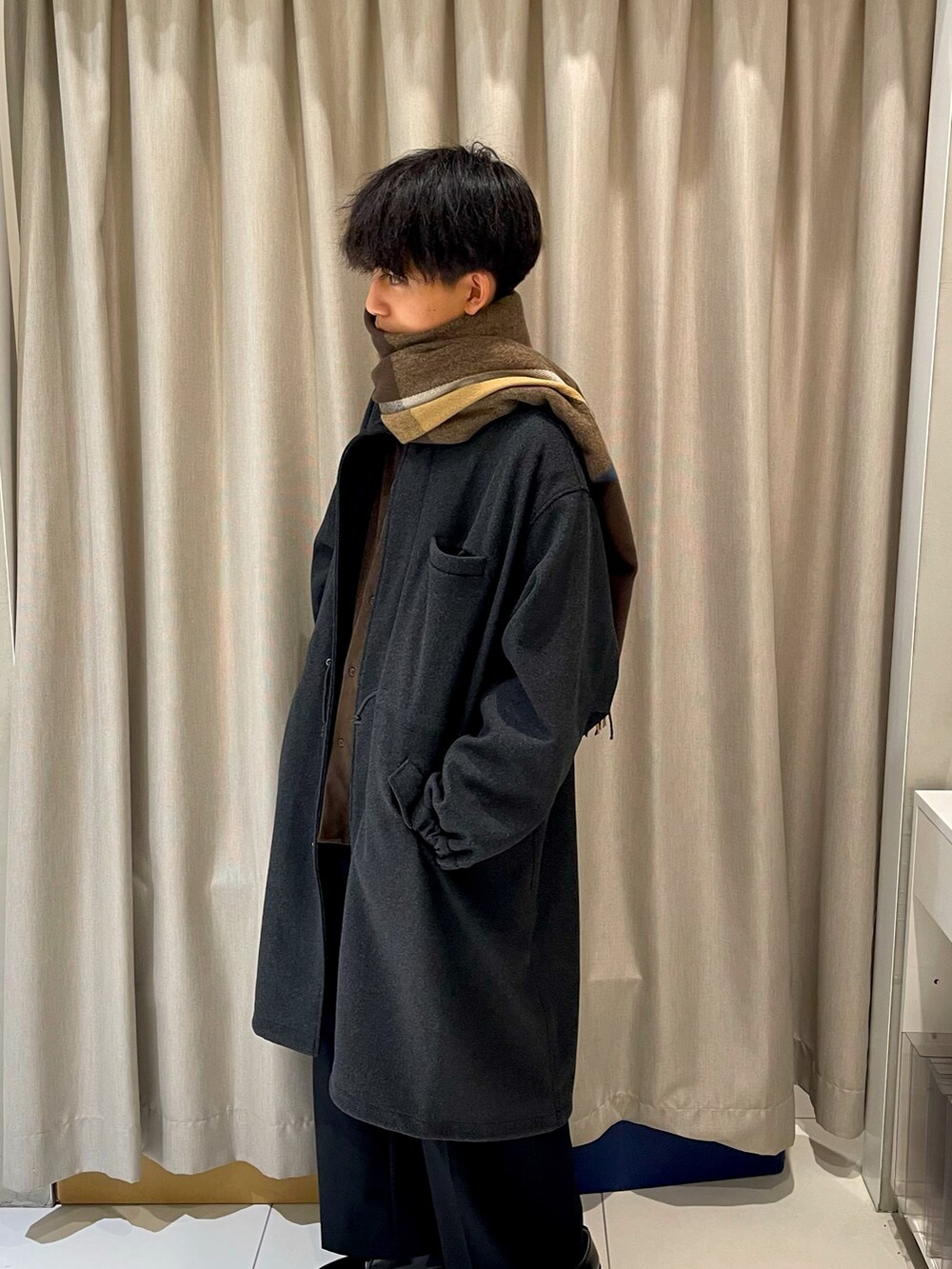 「ロングコート、シャツスタイル、タートルネック、ワイドパンツ、革靴、きれいめカジュアル、冬コーデ、クリスマスに着たい服、マフラー、ブラック、ブラウン、大学生」|「HARUTAのHARUTA プレーンレースアップシューズ(その他シューズ、ブラック系)」を使った、とーごさん(メンズ・178cm)の秋コーディネートの3枚目の写真