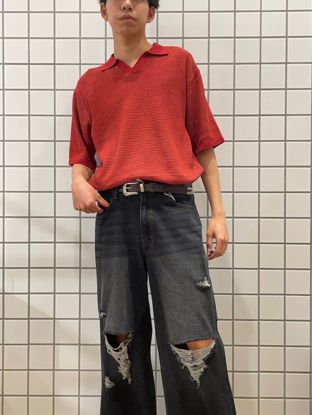「シンプル、デニム、ワイドパンツ、カジュアル、ニット、Converse、きれいめカジュアル、ブラック、赤、レッド、夏コーデ、夏、半袖、大学生、スキッパーニット」｜「CONVERSEのCONVERSE　ALL STAR FLOWEREYELETS OX（スニーカー、ブラック系）」を使った、とーごさん（メンズ・178cm）の夏コーディネートの2枚目の写真