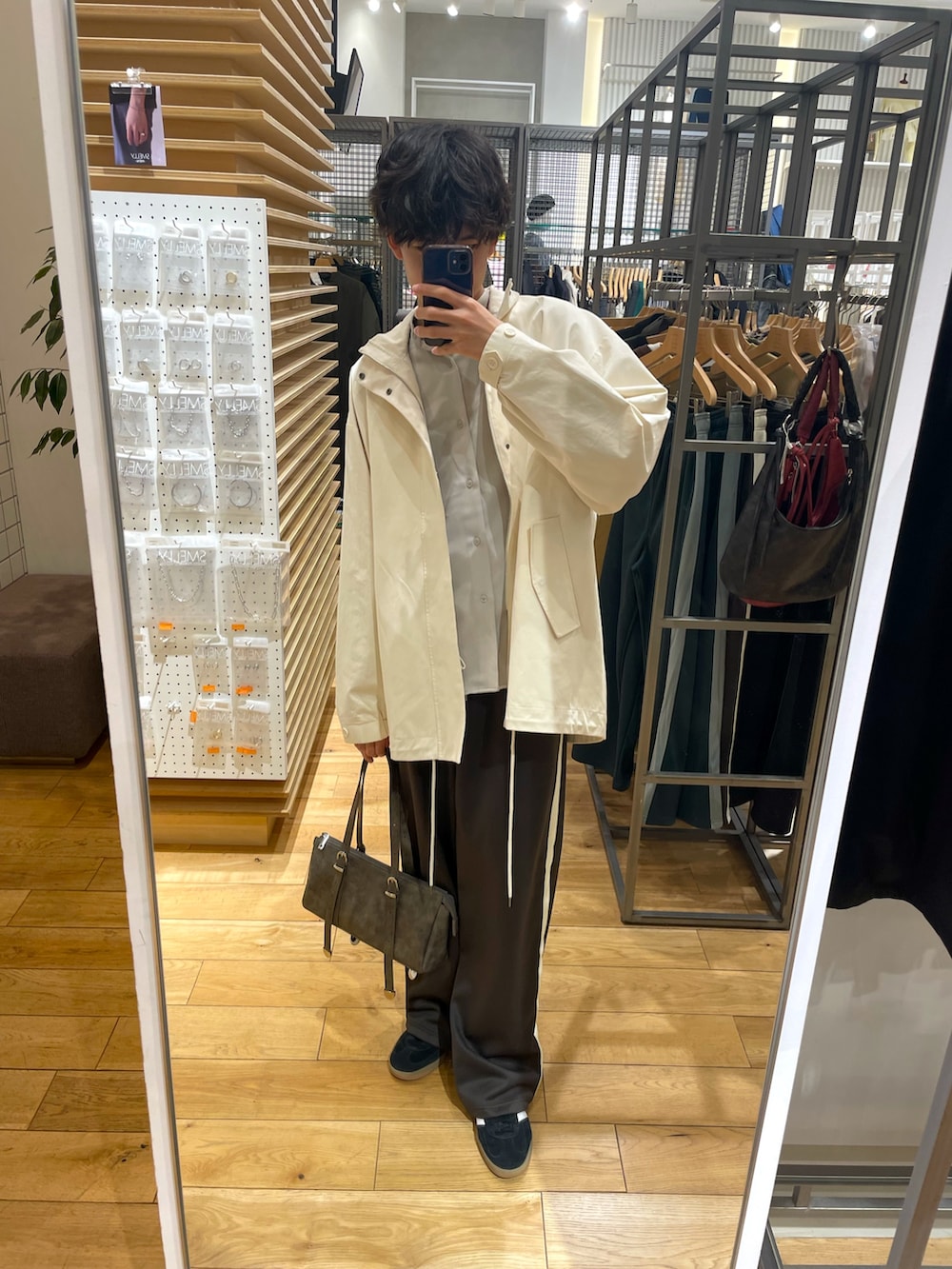 「冬アウター、メンズファッション、休日スタイル、カジュアル、お洒落さんとつながりたい、シンプルスタイル、シャツスタイル、シンプルコーデ、キレイめ、レザーバッグ、ホワイト、ブラウン、ジャージ、モッズコート、デート」|「SENSE OF PLACE by URBAN RESEARCHのショートモッズコート(モッズコート、ホワイト系)」を使った、とーごさん(メンズ・178cm)の冬コーディネートの5枚目の写真
