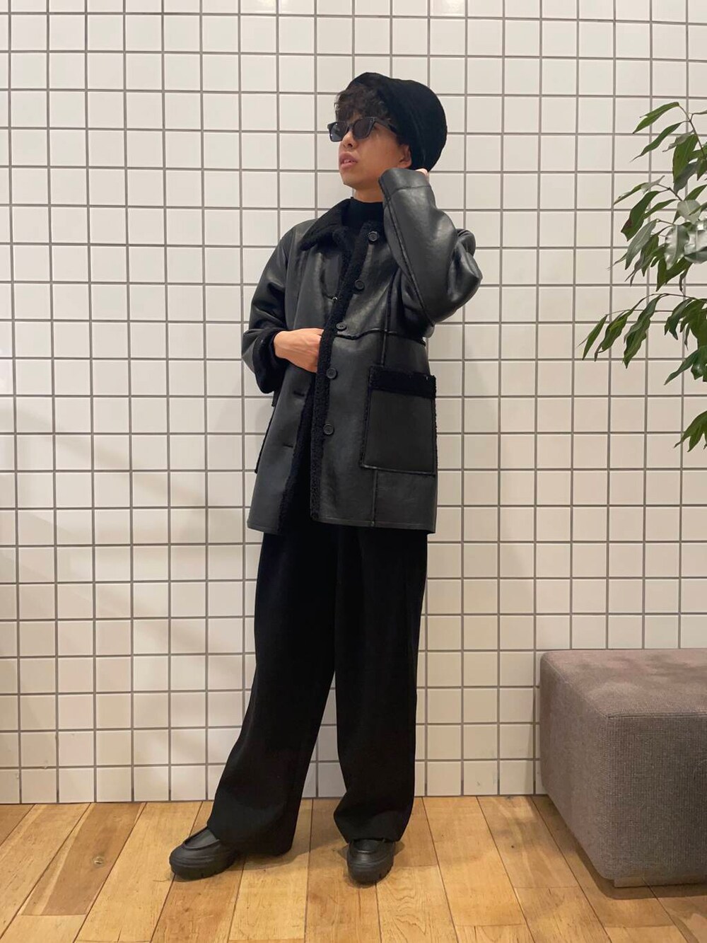 ブラック系のニット/セーター、ブラック系のその他パンツ、ブラック系のブルゾンを着用したメンズの冬コーディネートの4枚目の写真