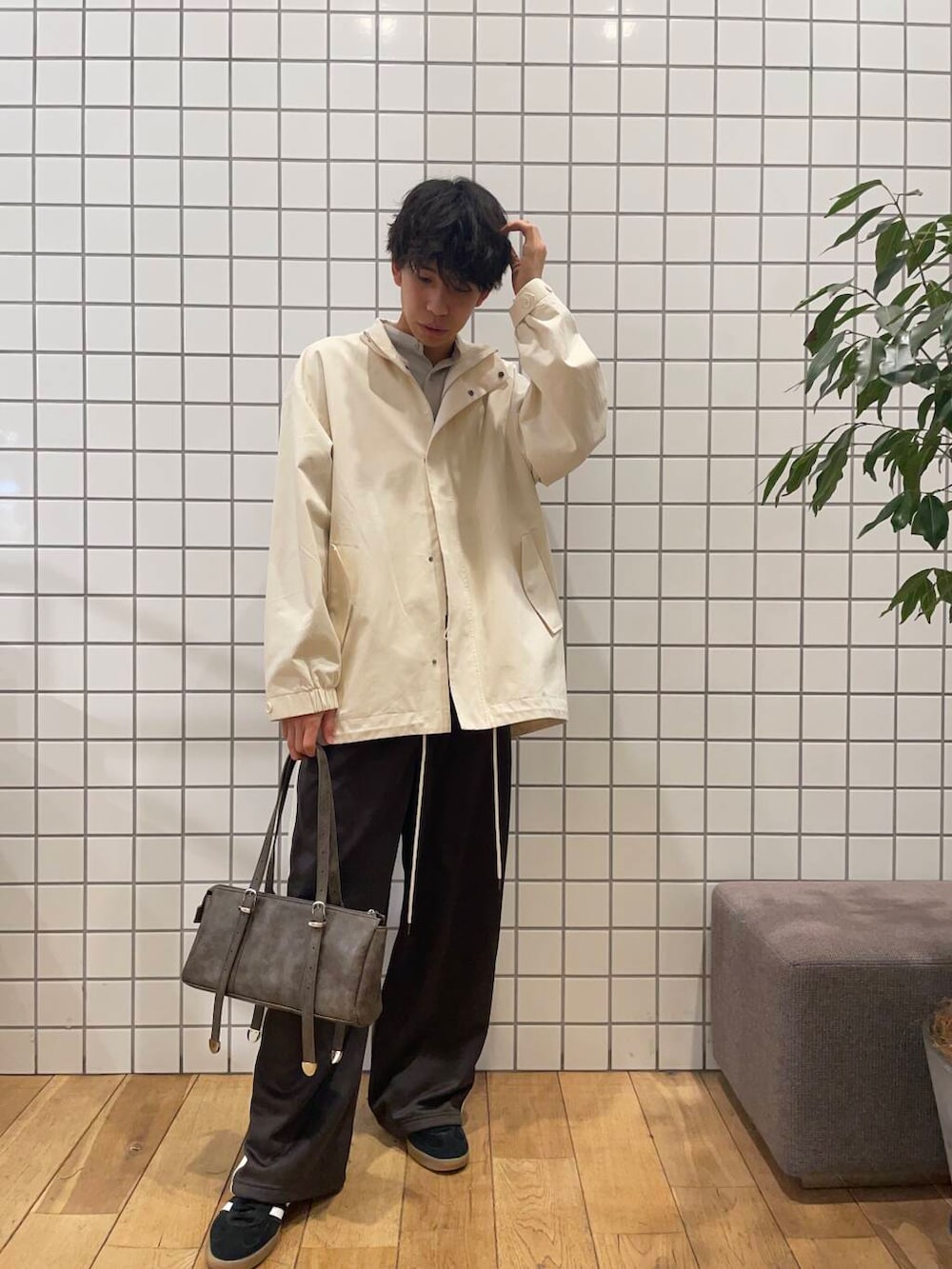 ベージュ系のシャツ/ブラウス、ホワイト系のモッズコート、ブラウン系のボストンバッグを着用したメンズの冬コーディネートの2枚目の写真