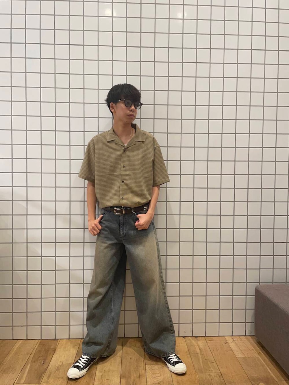 「デニム、ベージュ、ワイドパンツ、チェックシャツ、サングラス、Converse、ブルー、タンクトップ、夏、半袖、シャツコーデ、ルーズシャツ、ヴィンテージライク、アメカジ、アメカジコーデ」｜「CONVERSEのCONVERSE　ALL STAR FLOWEREYELETS OX（スニーカー、ブラック系）」を使った、とーごさん（メンズ・178cm）の夏コーディネートの2枚目の写真