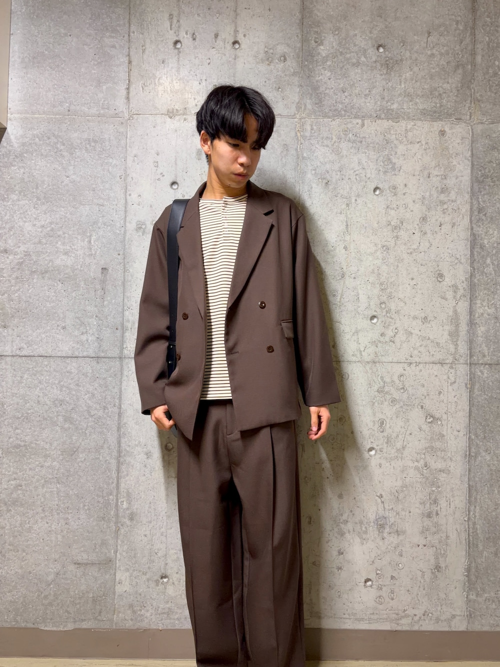 ブラウン系のその他アウター、ホワイト系のTシャツ/カットソー、ブラウン系のその他パンツを着用したメンズの冬コーディネートの2枚目の写真